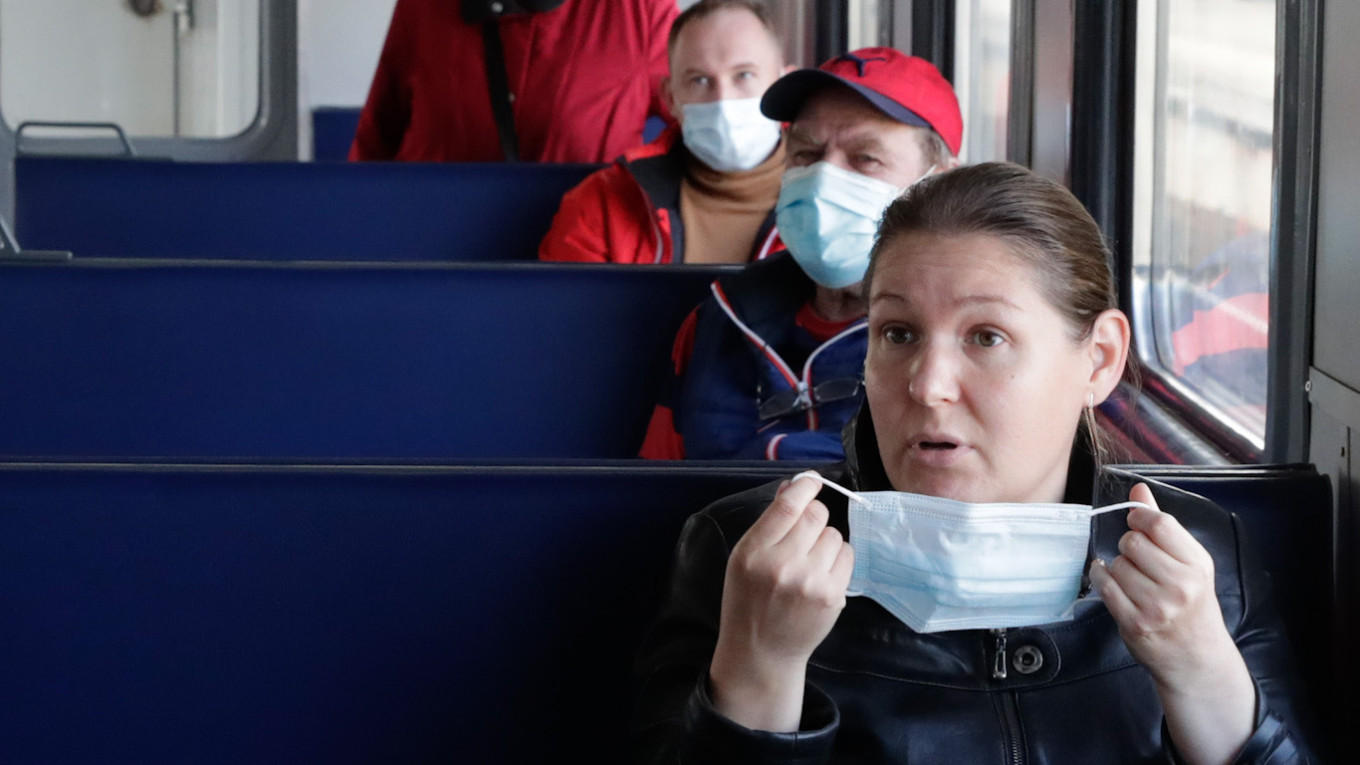 Russian Mayor Urges Kicking Maskless Passengers Off Public Transit