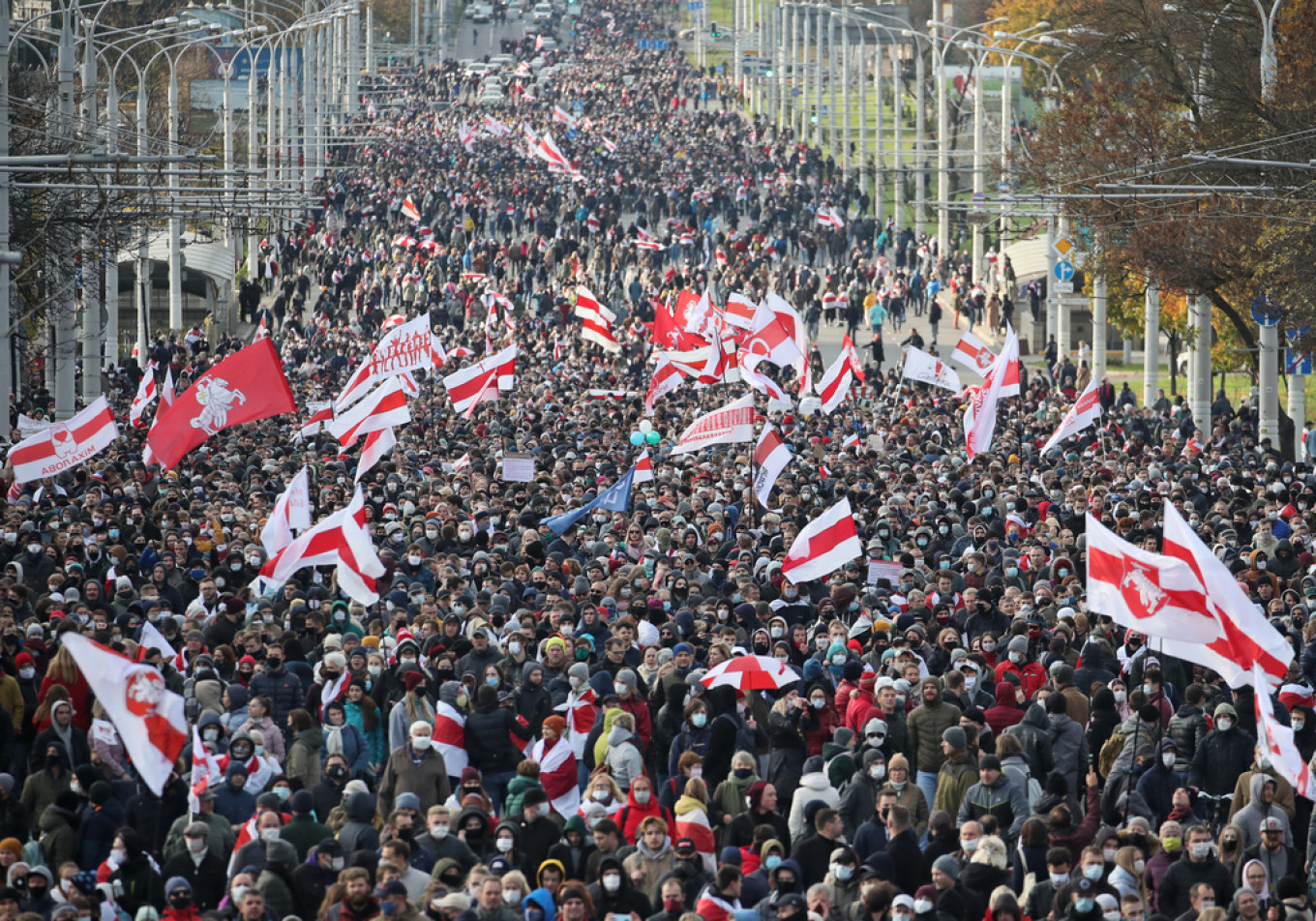 Tens of Thousands March in Belarus Despite Police Threat to Open Fire