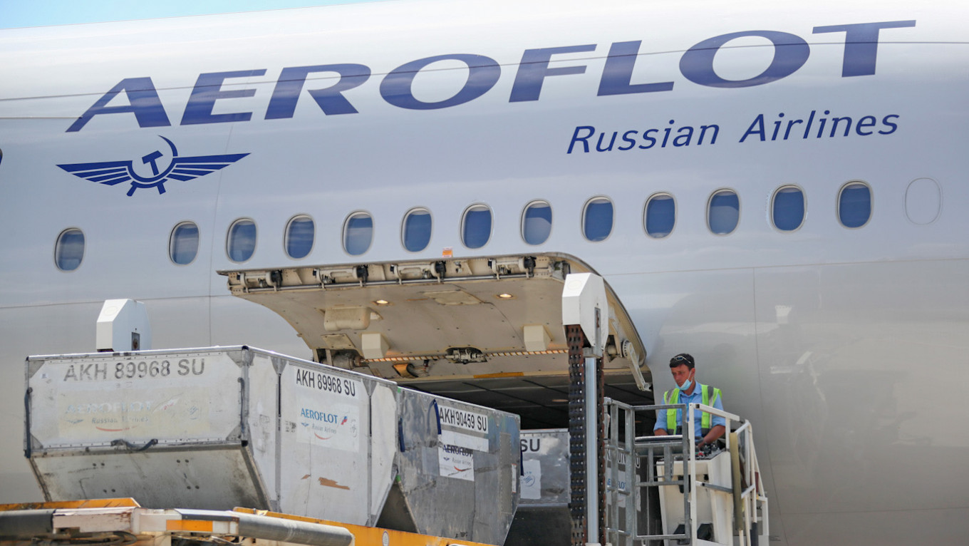 U.S. Revokes Aeroflot Crew Visas Over $50M iPhone Smuggling Scheme