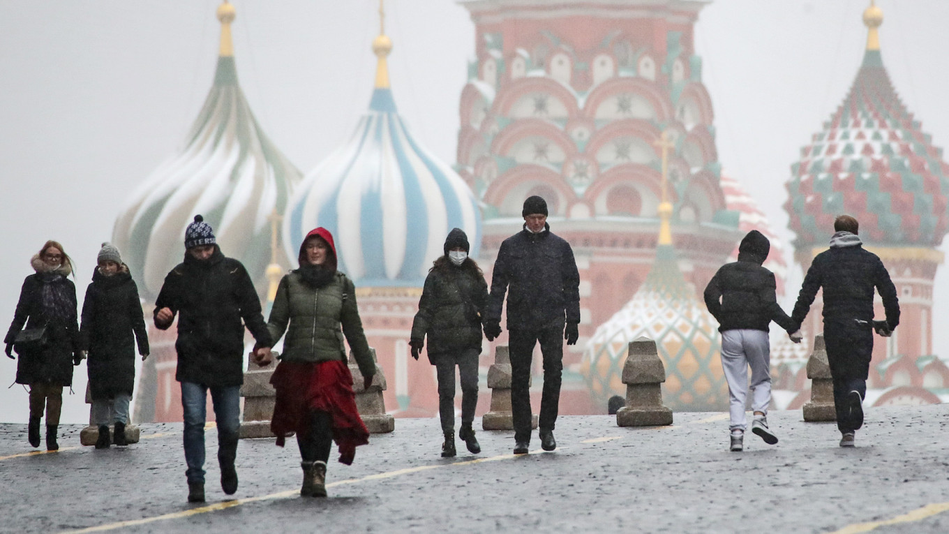 Moscow Welcomes Winter’s First Snowfall