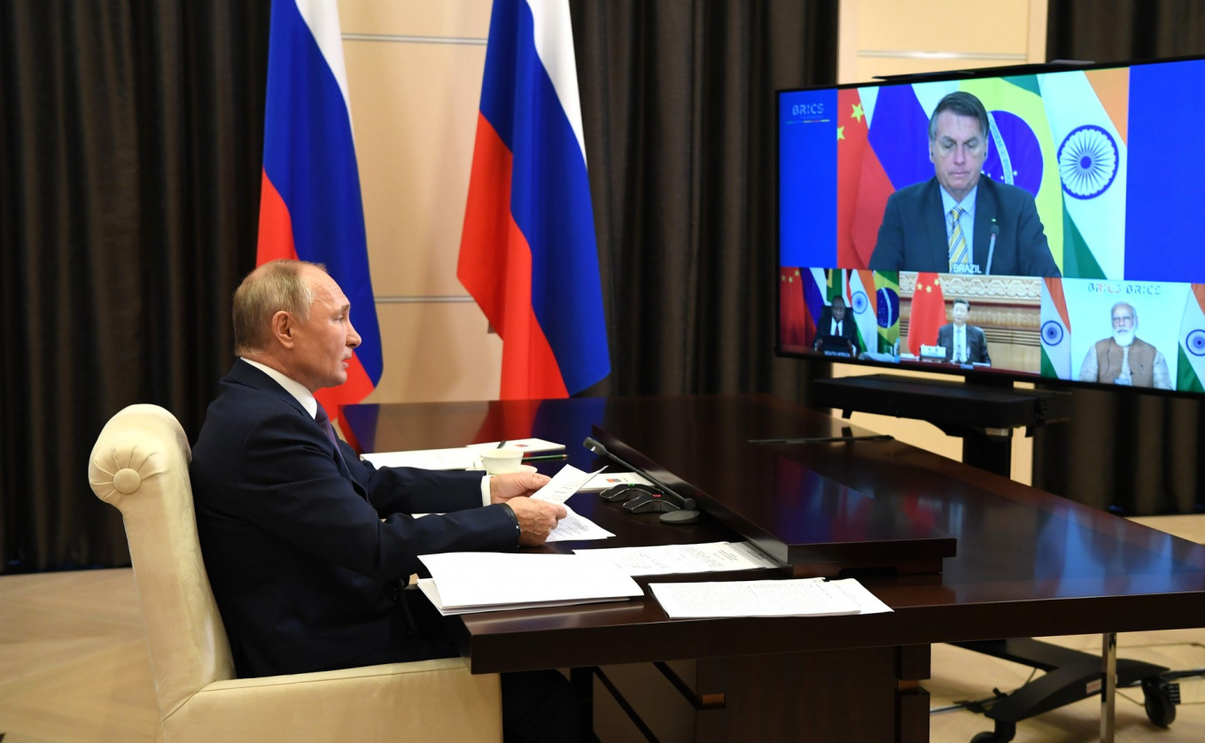 Putin Urges BRICS to Mass Produce Russian Covid-19 Vaccines