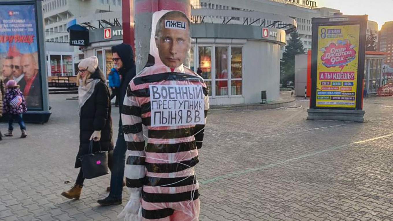 Russia Eases Punishment for Activist Over Putin Mannequin