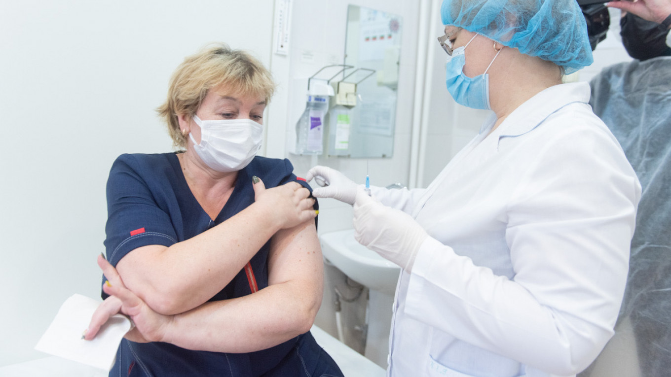 Russia’s Coronavirus Vaccine Faces Production Problems, Putin Says