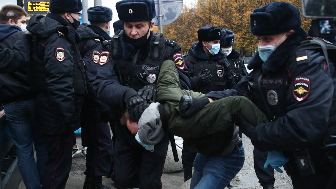 Scores of Nationalists Detained at Moscow National Unity Day Protests