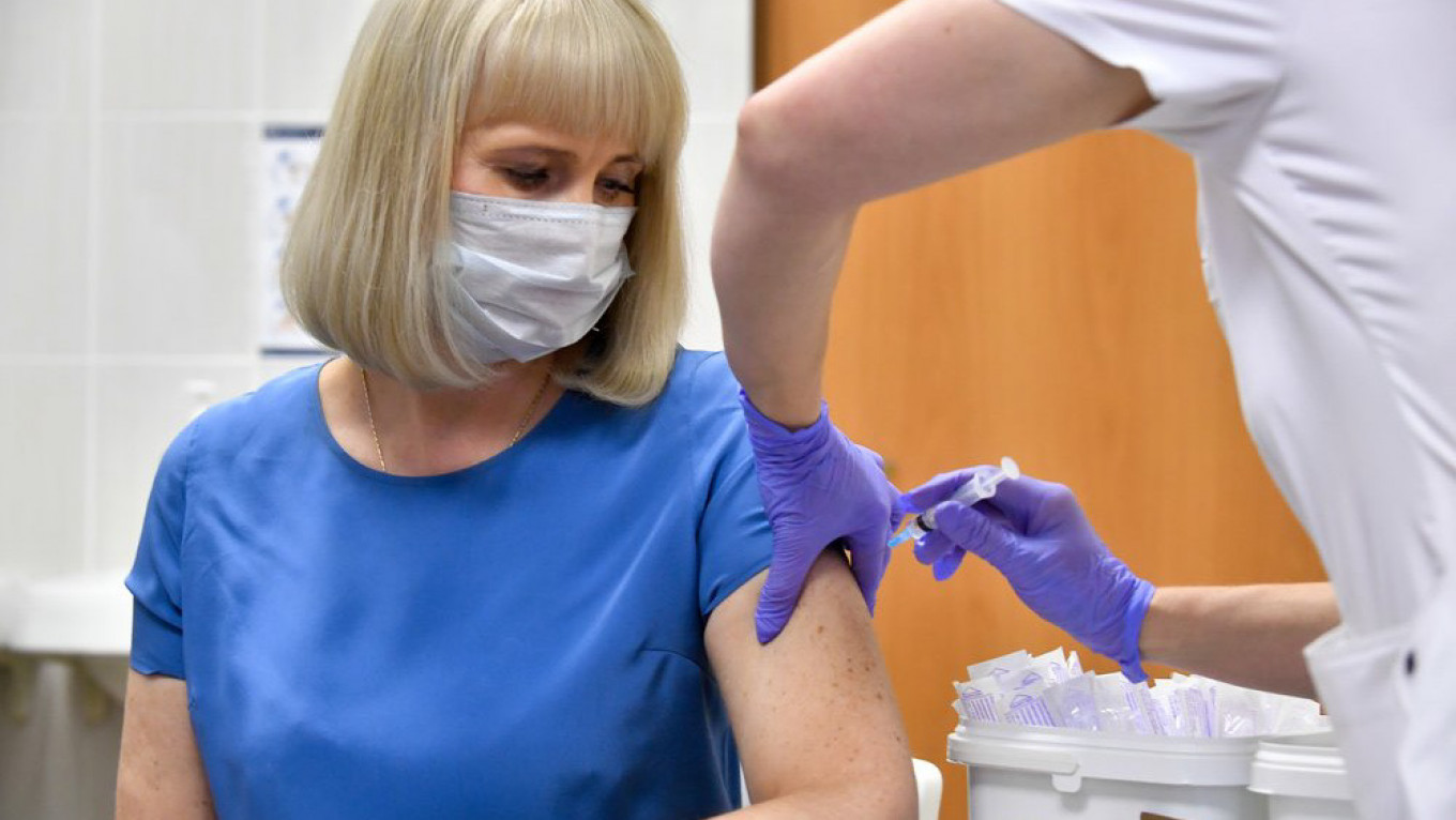 5K Moscow Teachers, Doctors Sign Up for Coronavirus Vaccination on First Day