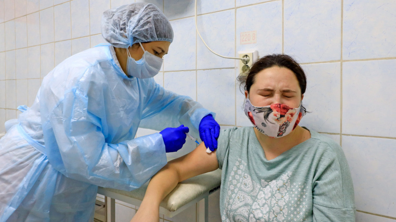 Over 100K At-Risk Russians Vaccinated for Coronavirus
