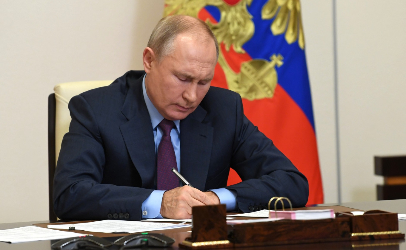 Putin Backs Russian Human Rights Court Proposal
