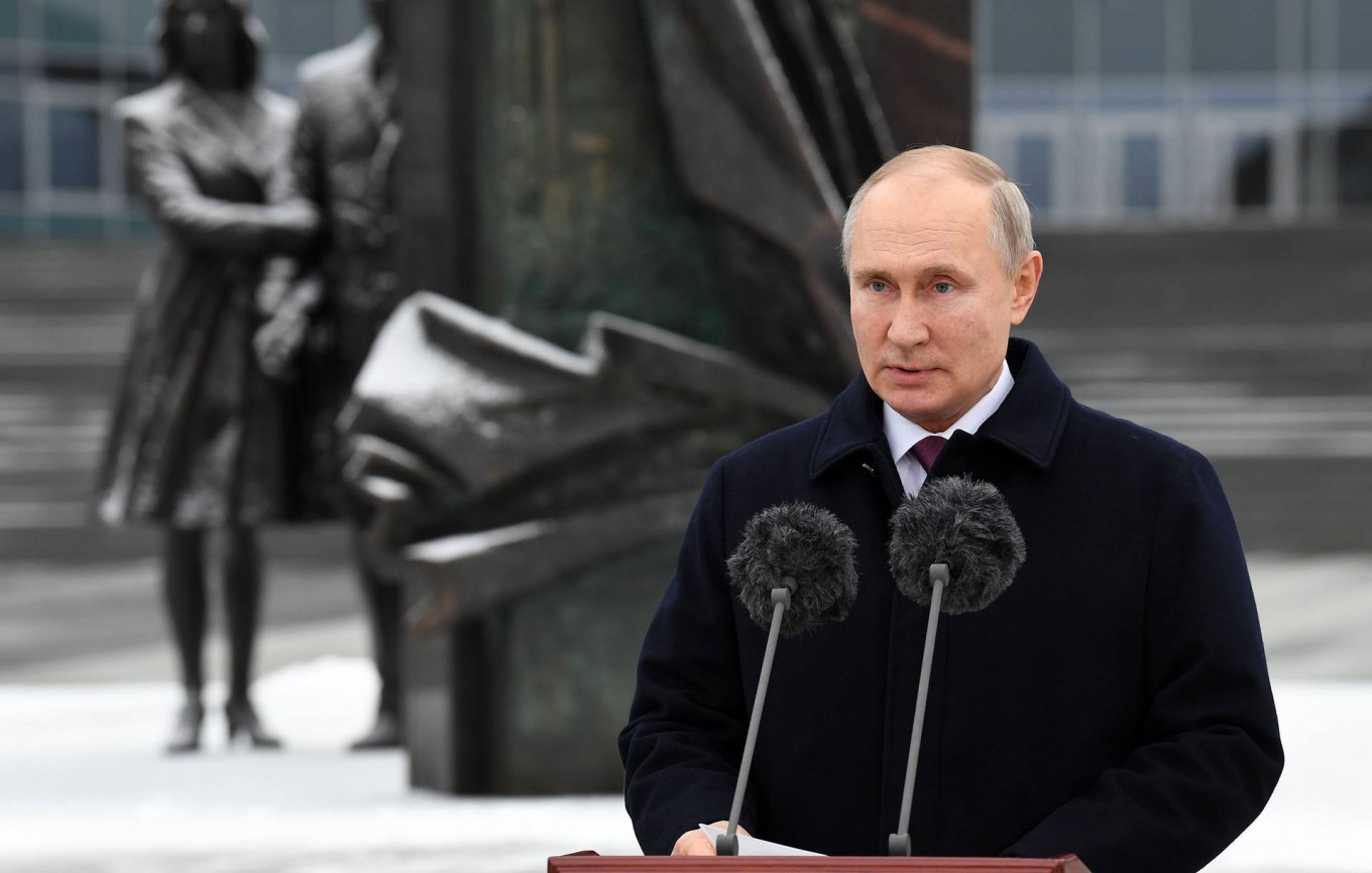 Putin Hails Russia’s Spies, Visits Intelligence HQ
