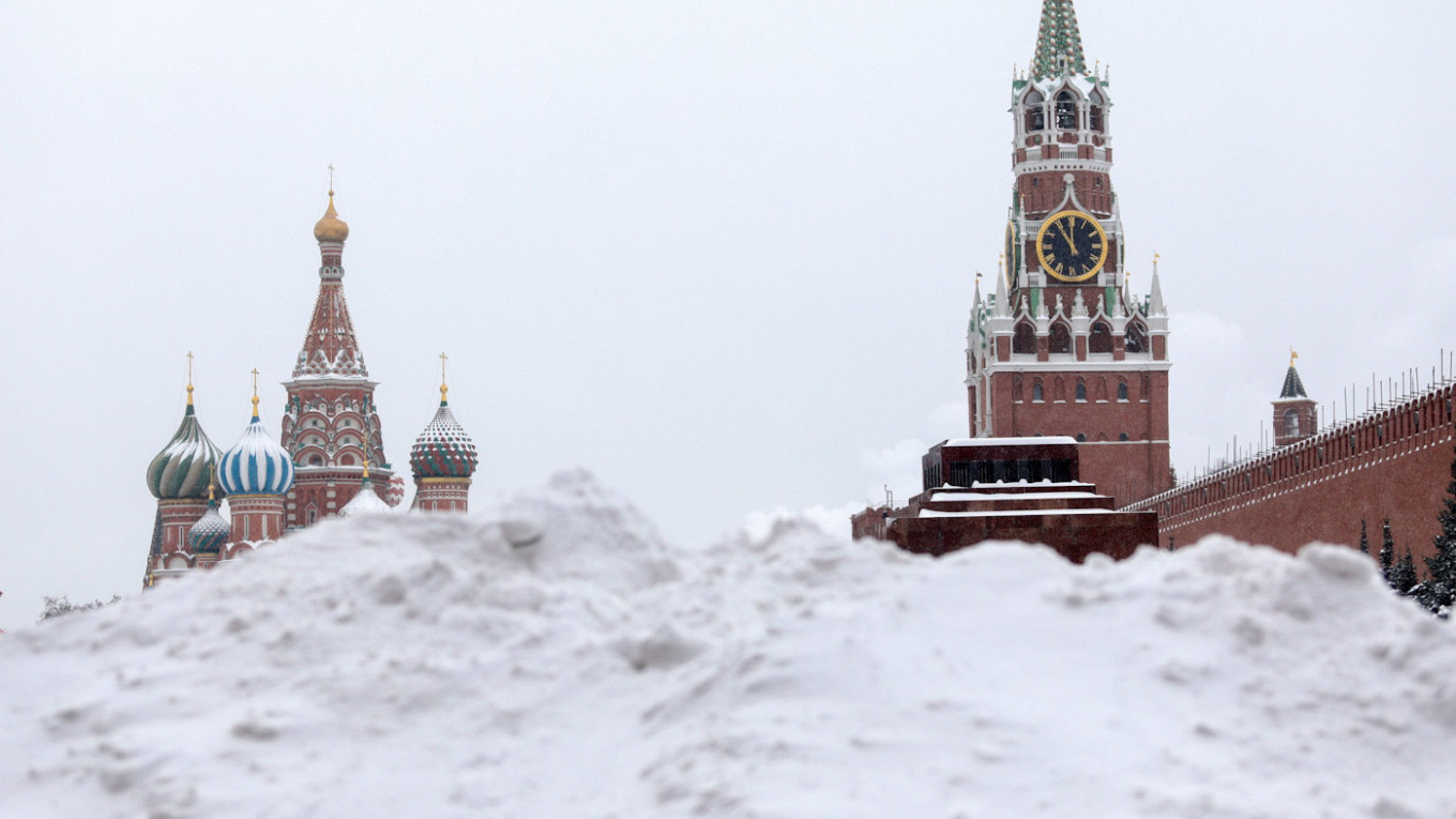 First Snowstorm of 2021 Blankets Moscow in Real Russian Winter