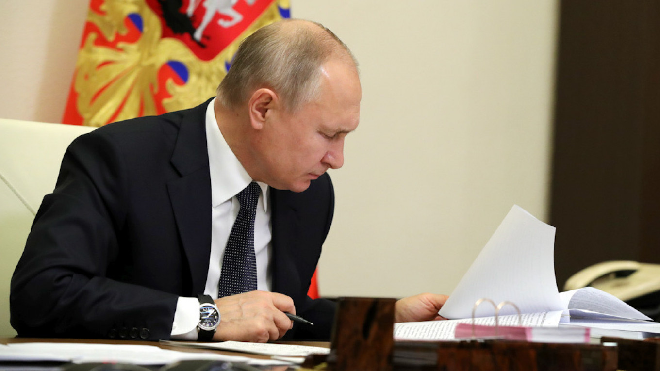 Putin Signs New START Extension