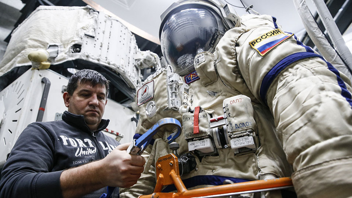 Russia Starts Mass Vaccinations in Cosmonaut Center