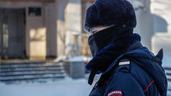 Russian Police Officer Suspected of Leaking Navalny Poisoners’ Data – RBC