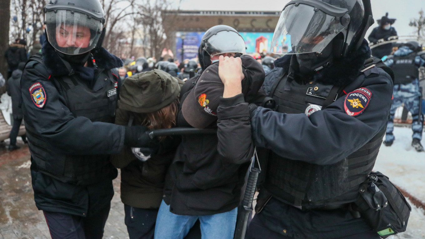Russian TikTokers Detained for Attacking FSB Car at Navalny Protests