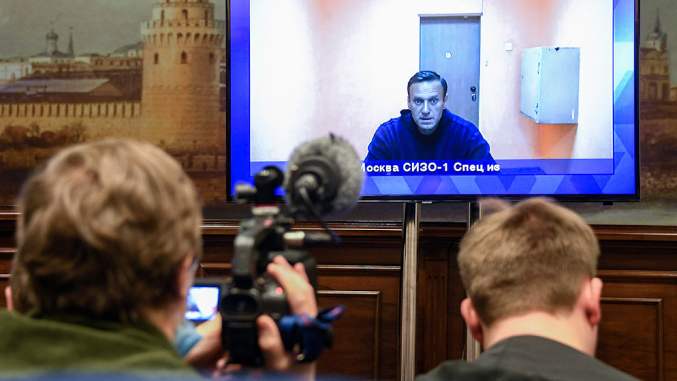 Russian Prosecutors Back Prison Time for Navalny
