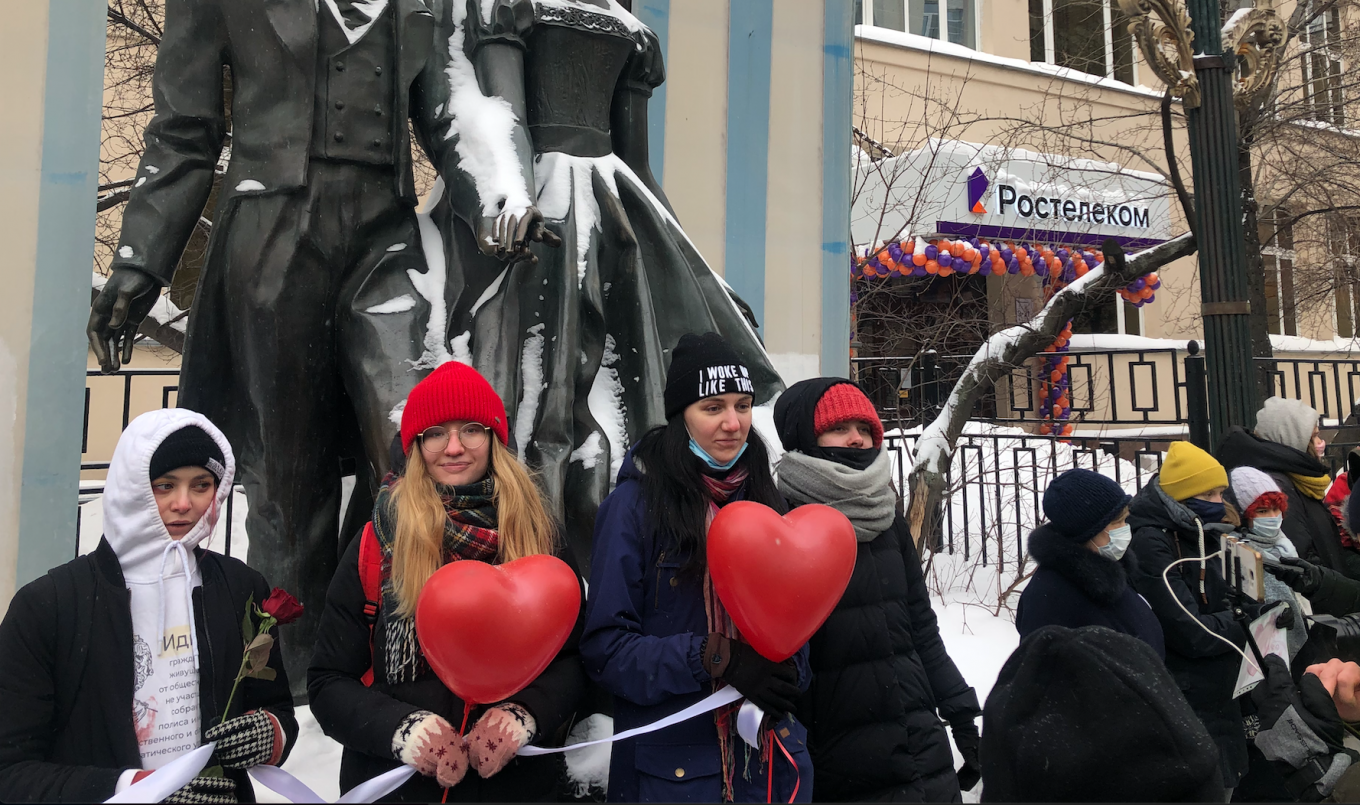 Russian Women Form Human Chain Following Navalny Protest Crackdown