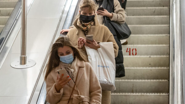 Russians Increasingly Get Their News from Social Media, Internet – Poll