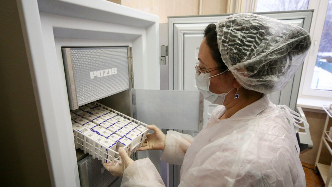 Top EU Envoy ‘Hopes’ for Russian Vaccine’s Approval in Europe
