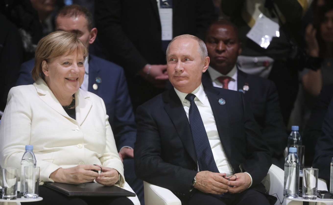 Macron, Merkel, Putin Discuss Coronavirus Vaccine Production