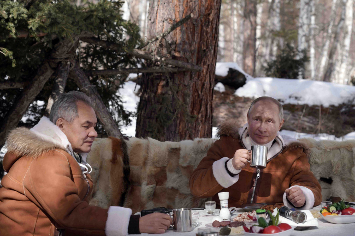 Putin Pilots Bumpy All-Terrain Rig on Siberian Holiday