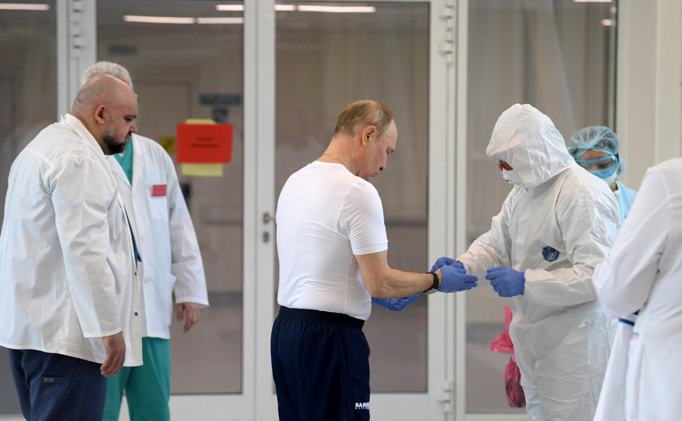 Putin Slams Vaccine Criticism, to Get Jab on Tuesday
