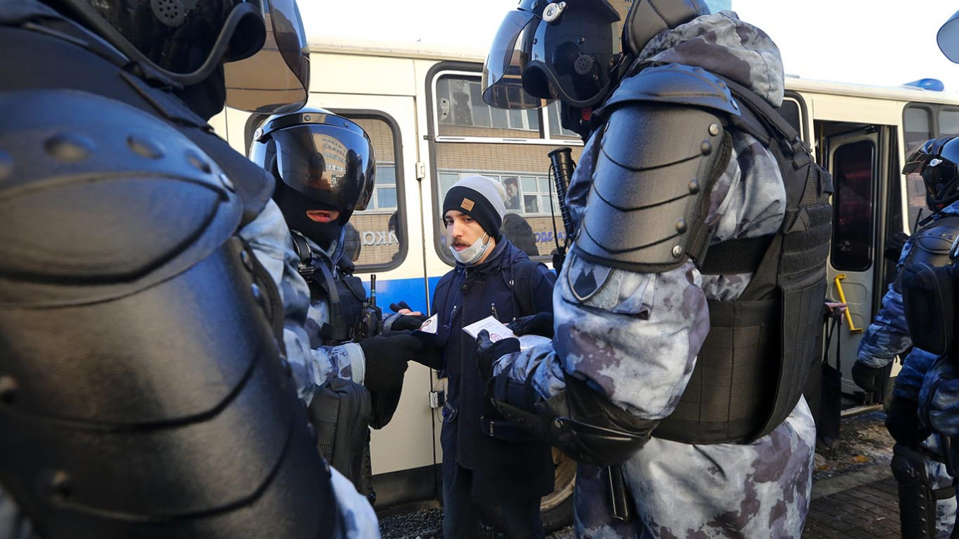 Russia Revokes Residence Permits, Deports Foreign Protesters – Meduza