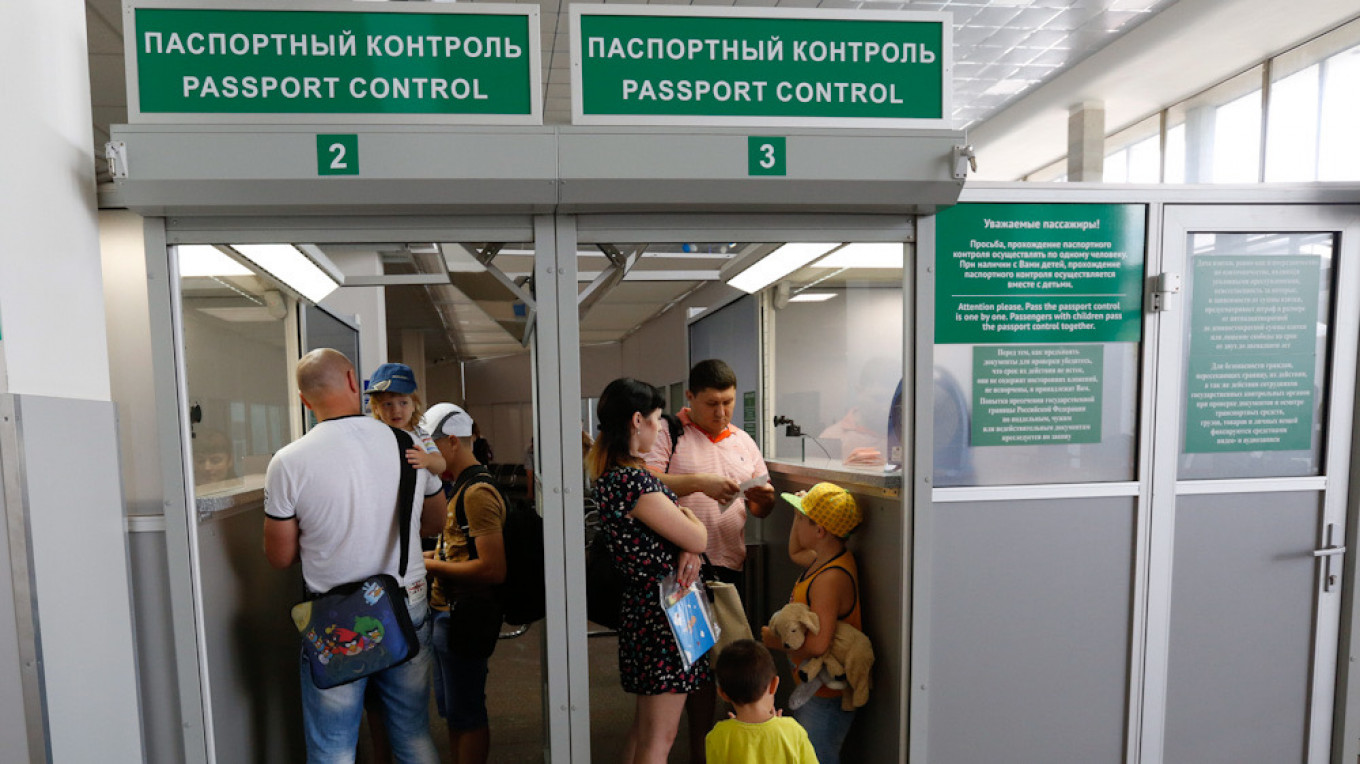 Russia to Soften Visa Policy for Tourists, Relatives of Russians