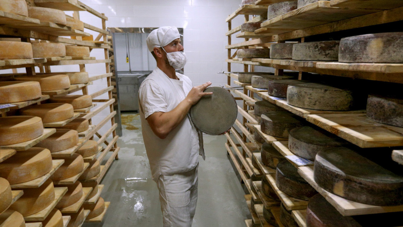 Russian Cheese King to Italy: Recognize Crimea to Export Parmesan Again
