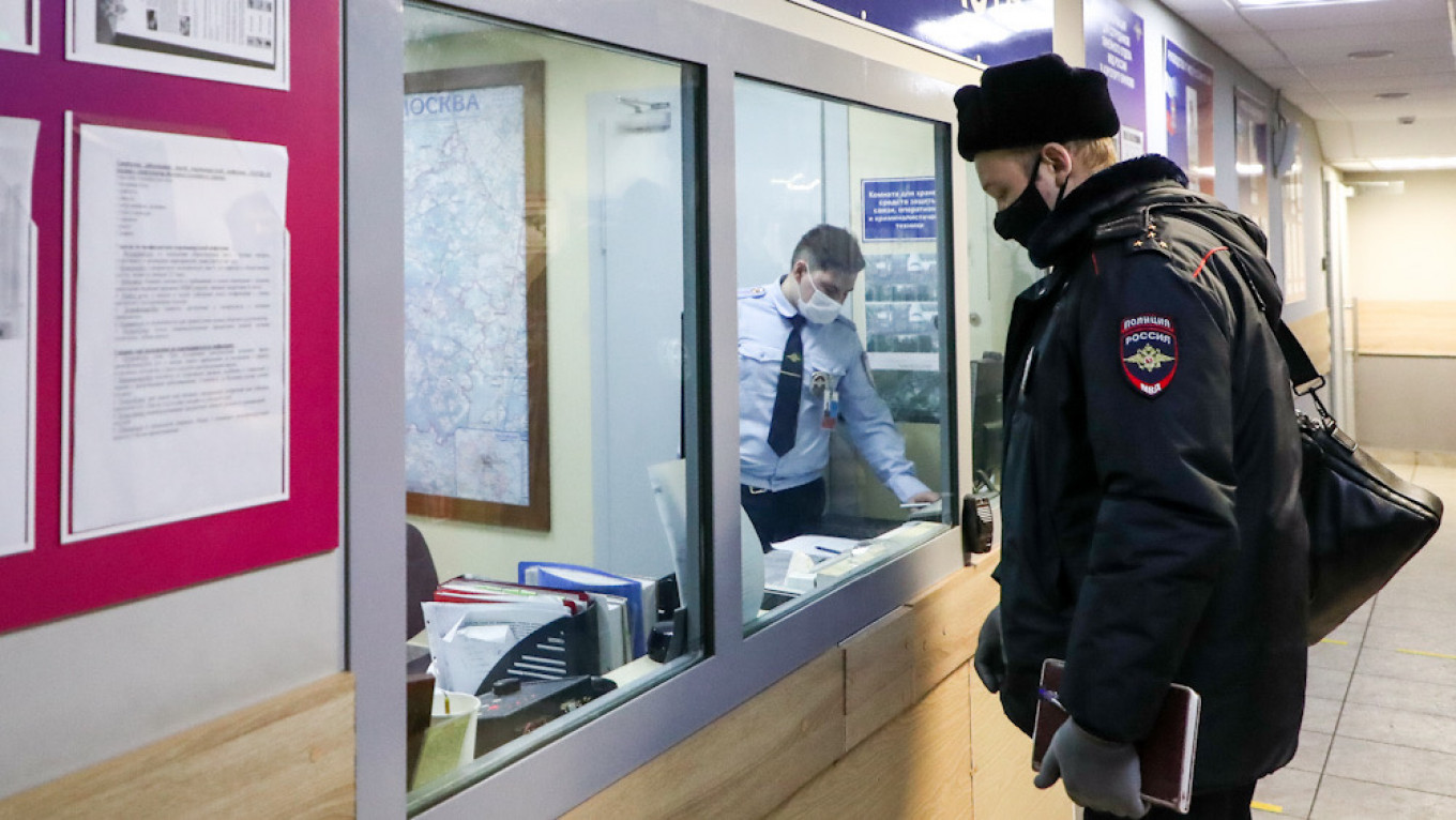 Second Russian Officer Suspected of Leaking Navalny Poisoners’ Data – Kommersant