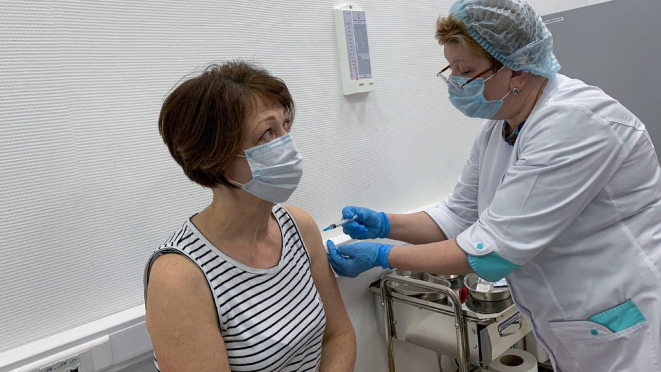 More Russian Doctors Trust Coronavirus Vaccine – Poll