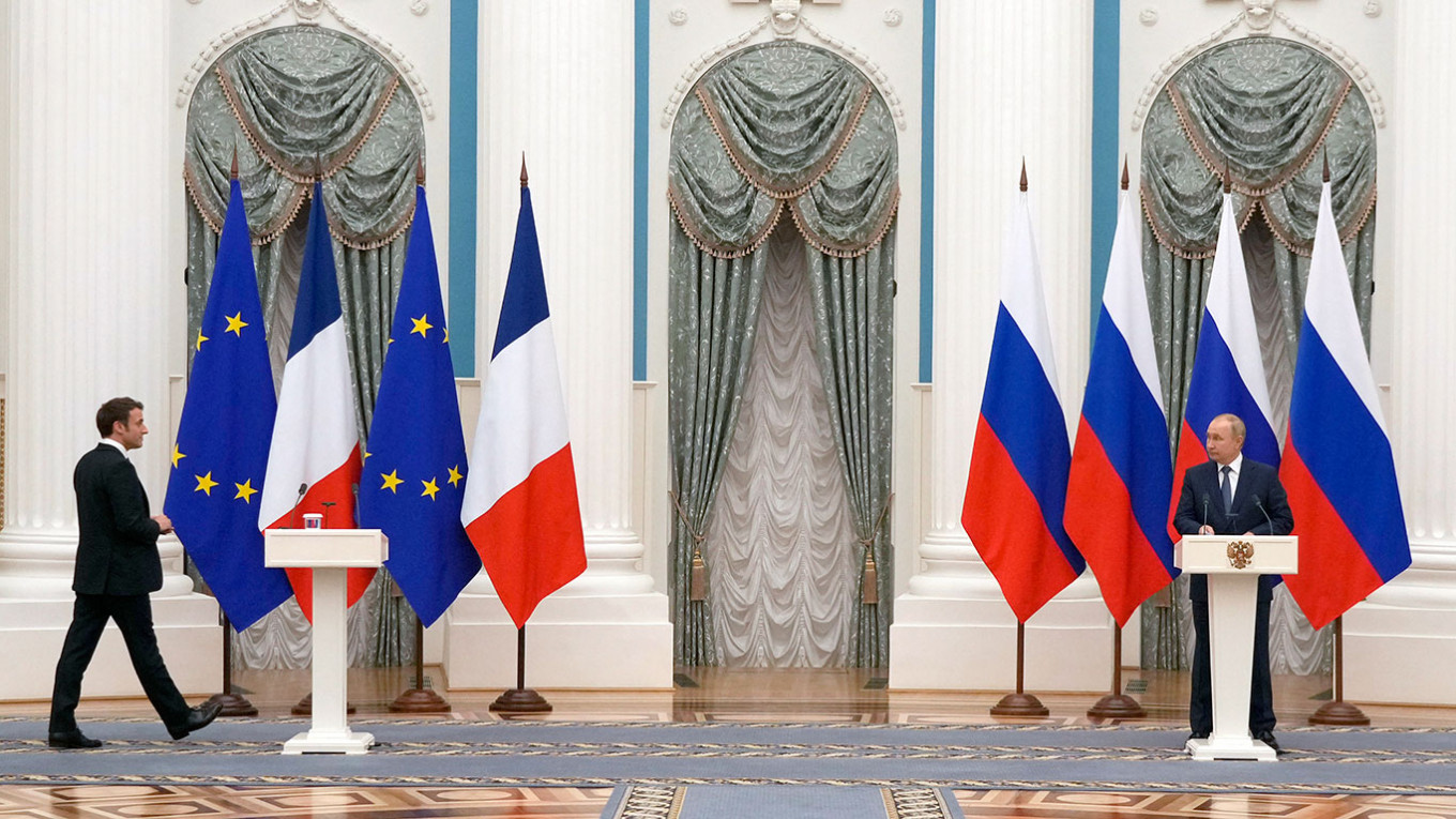 Macron’s Refusal of Russian Covid Test Behind Distanced Putin Talks