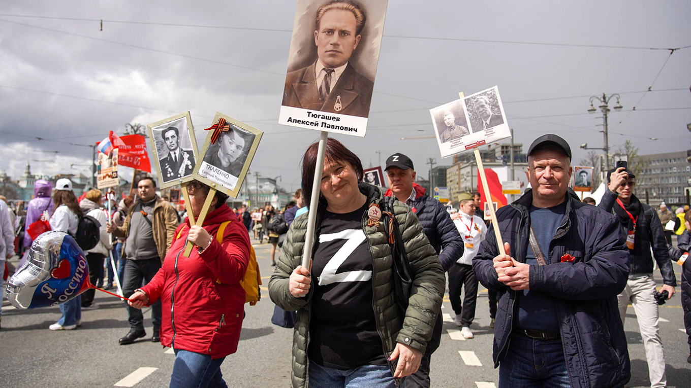 In Photos: Russians March in Memory of Relatives Who Fought in WWII