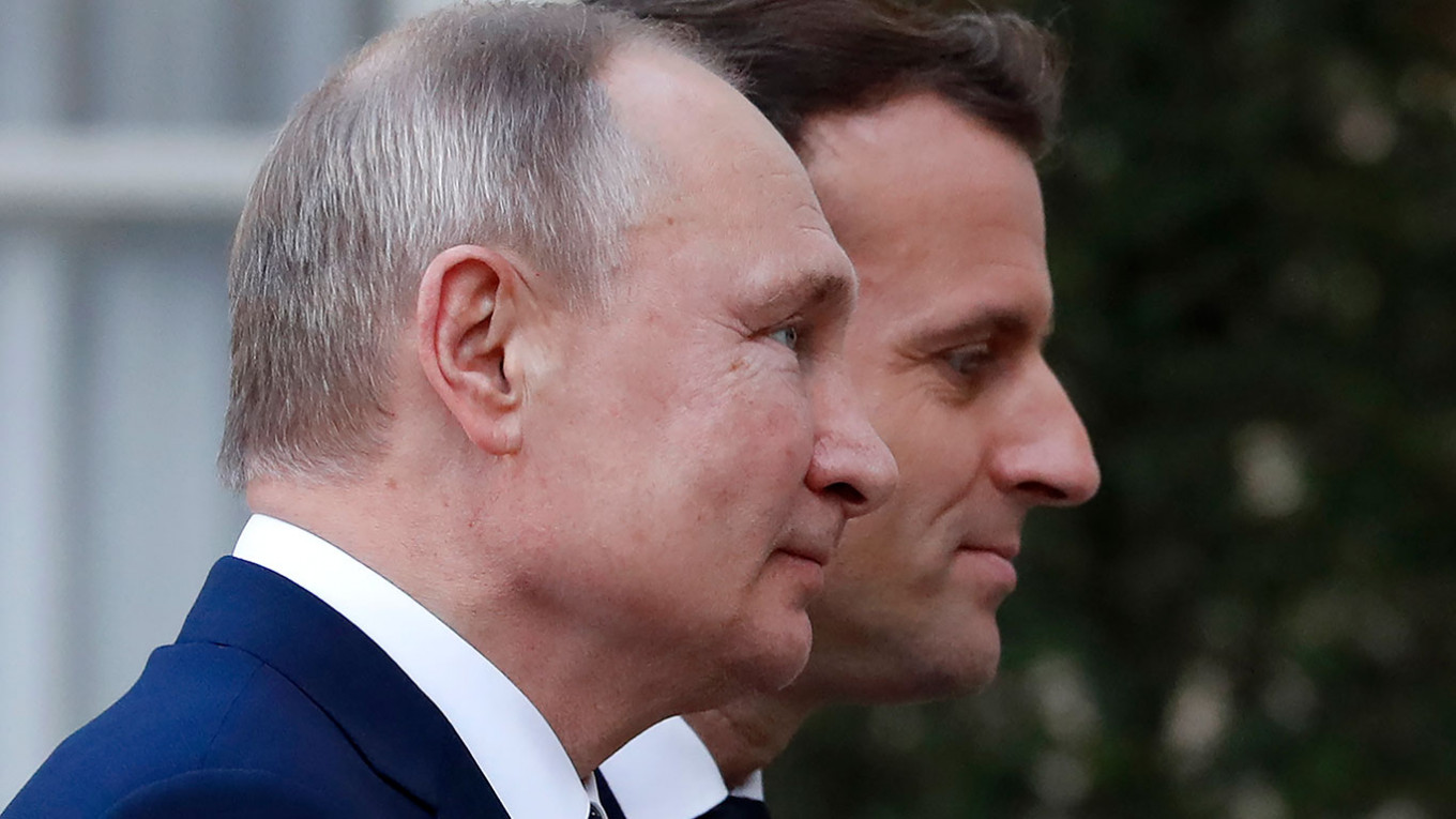 Putin Tells Macron West Must Stop Supplying Weapons to Ukraine