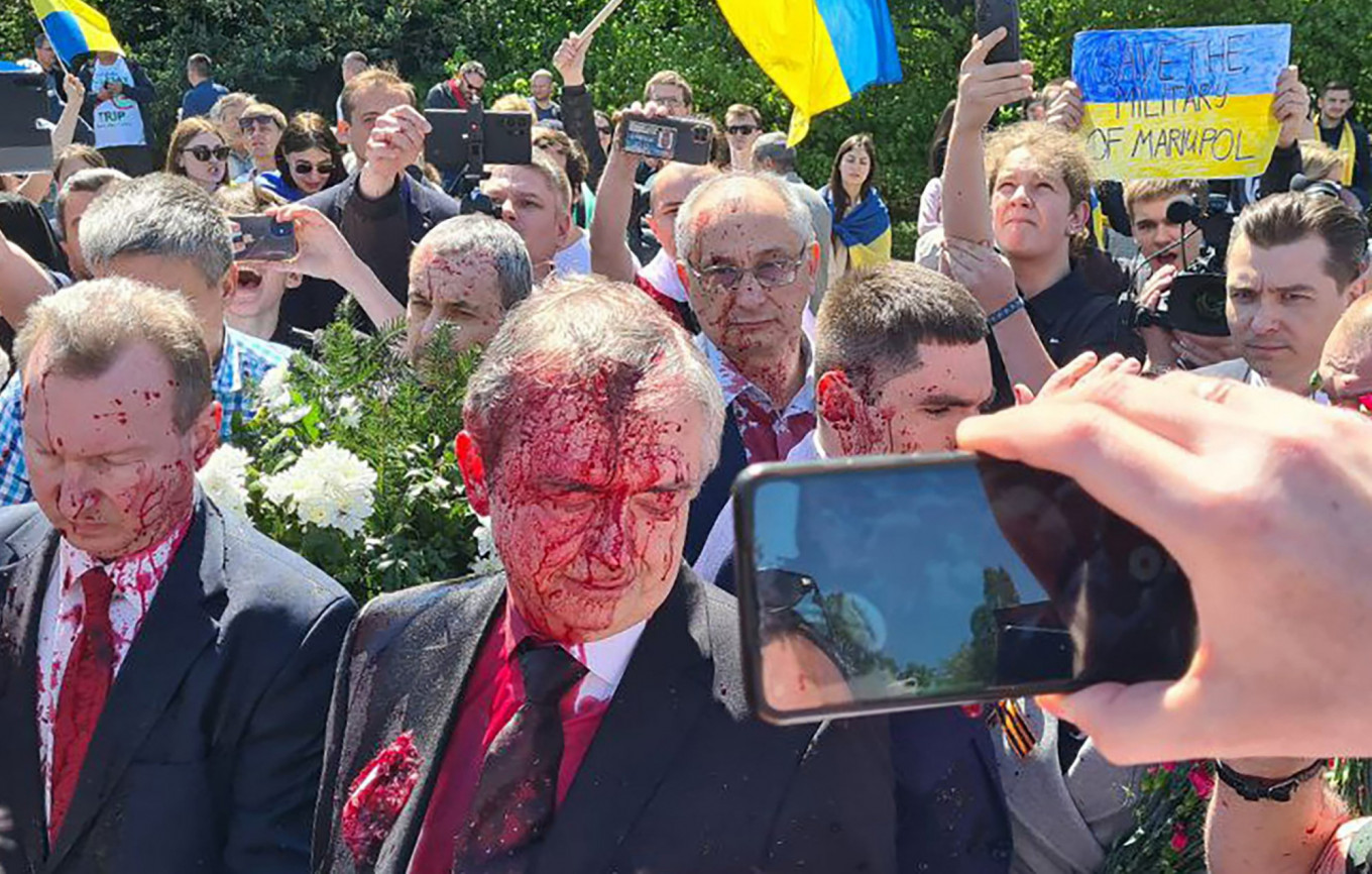 Russian Envoy to Poland Splattered with Red Paint on Victory Day
