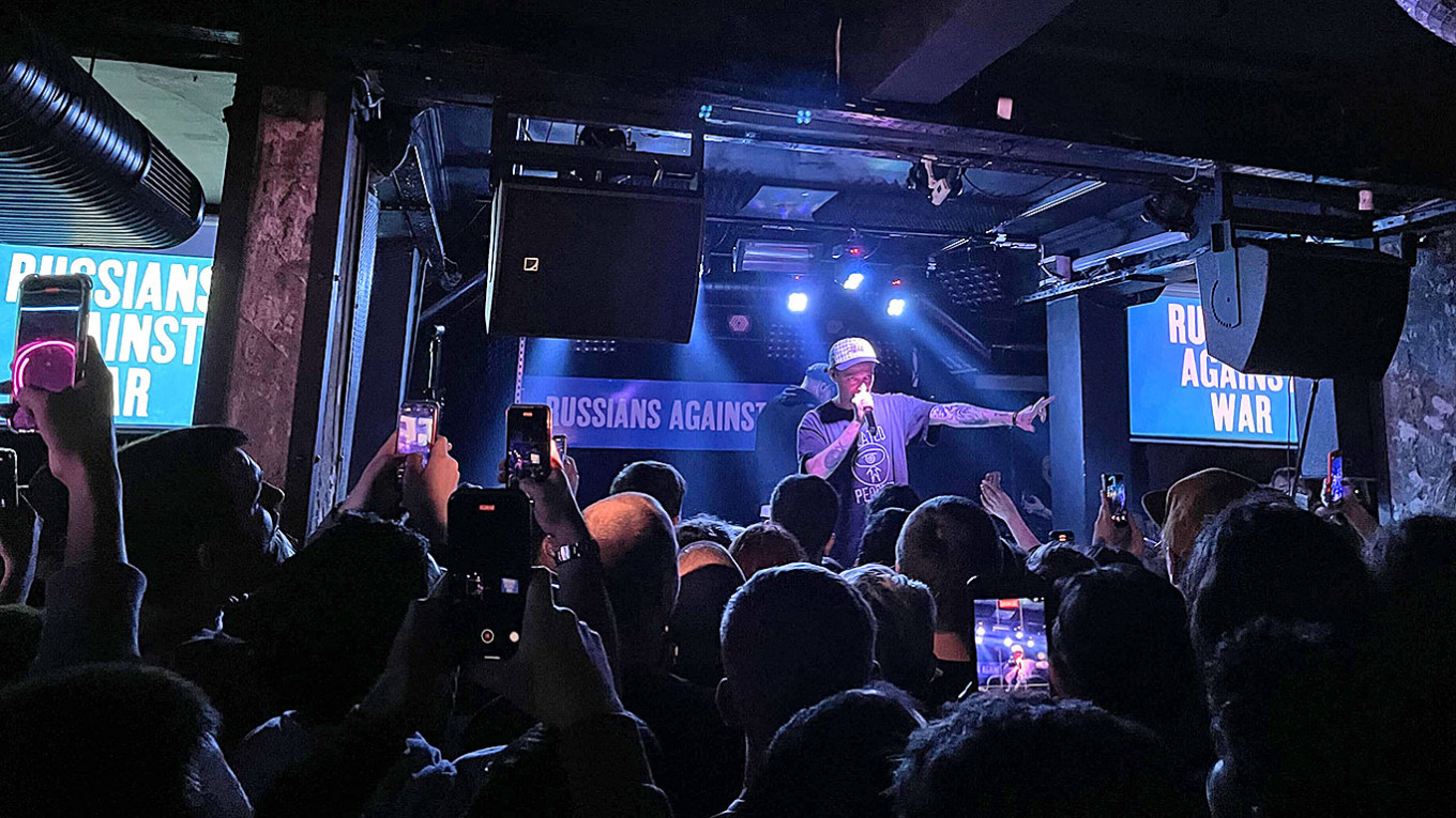 Russian Rapper Oxxxymiron Stages Anti-War Rallying Cry From Istanbul