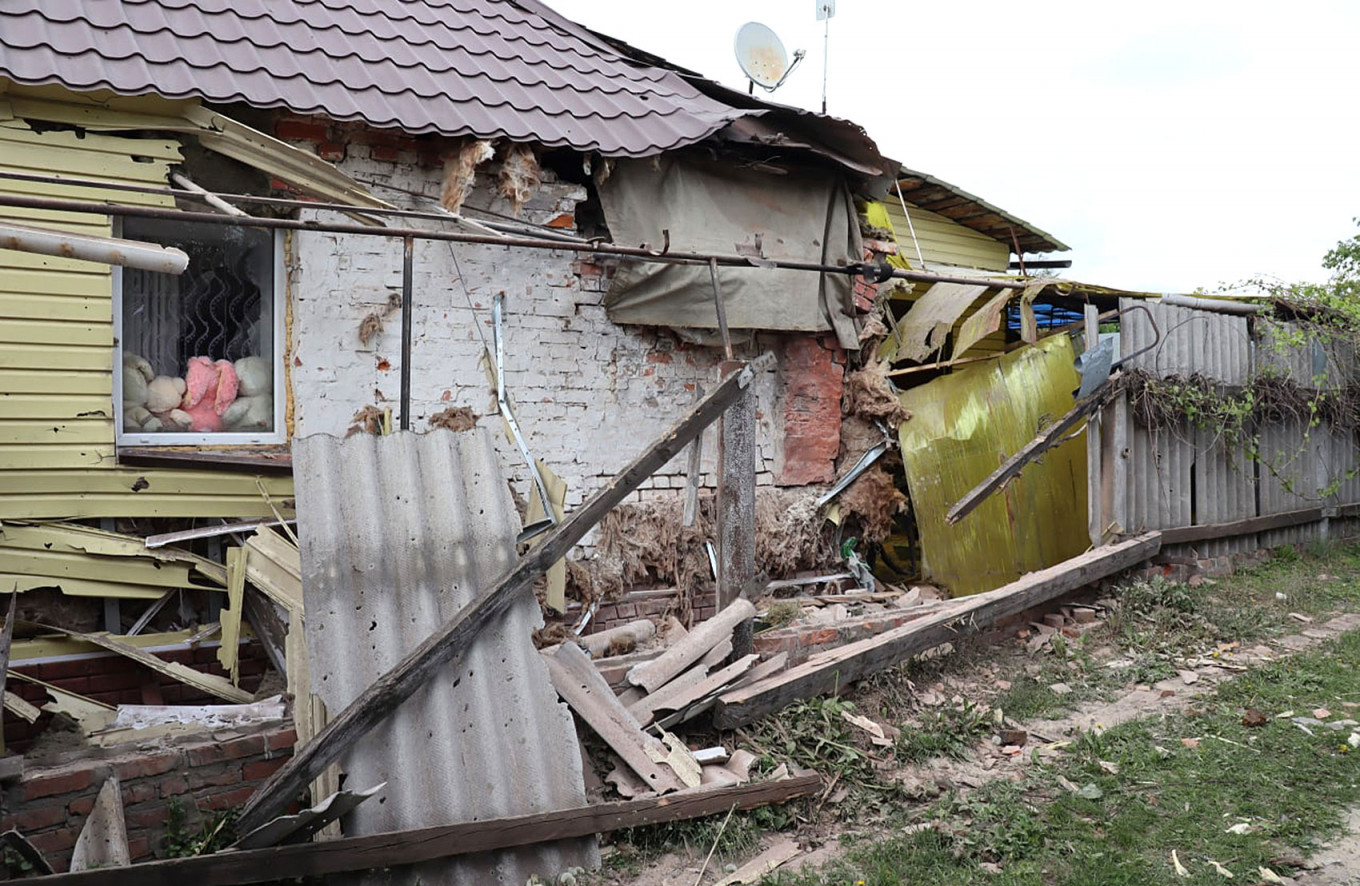  Destroyed house in the village of Tetkino. t.me/gubernator_46 