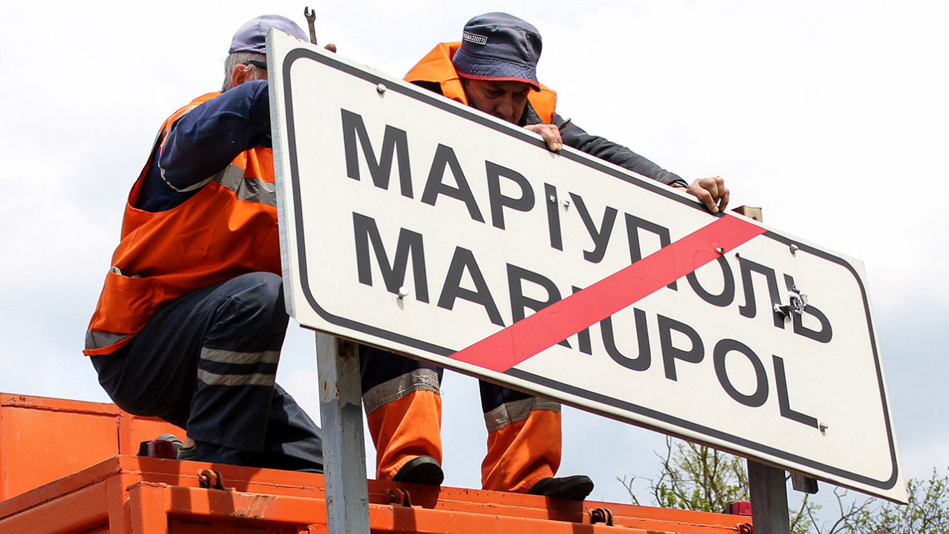 Separatists Take Down Ukrainian Road Signs in Mariupol