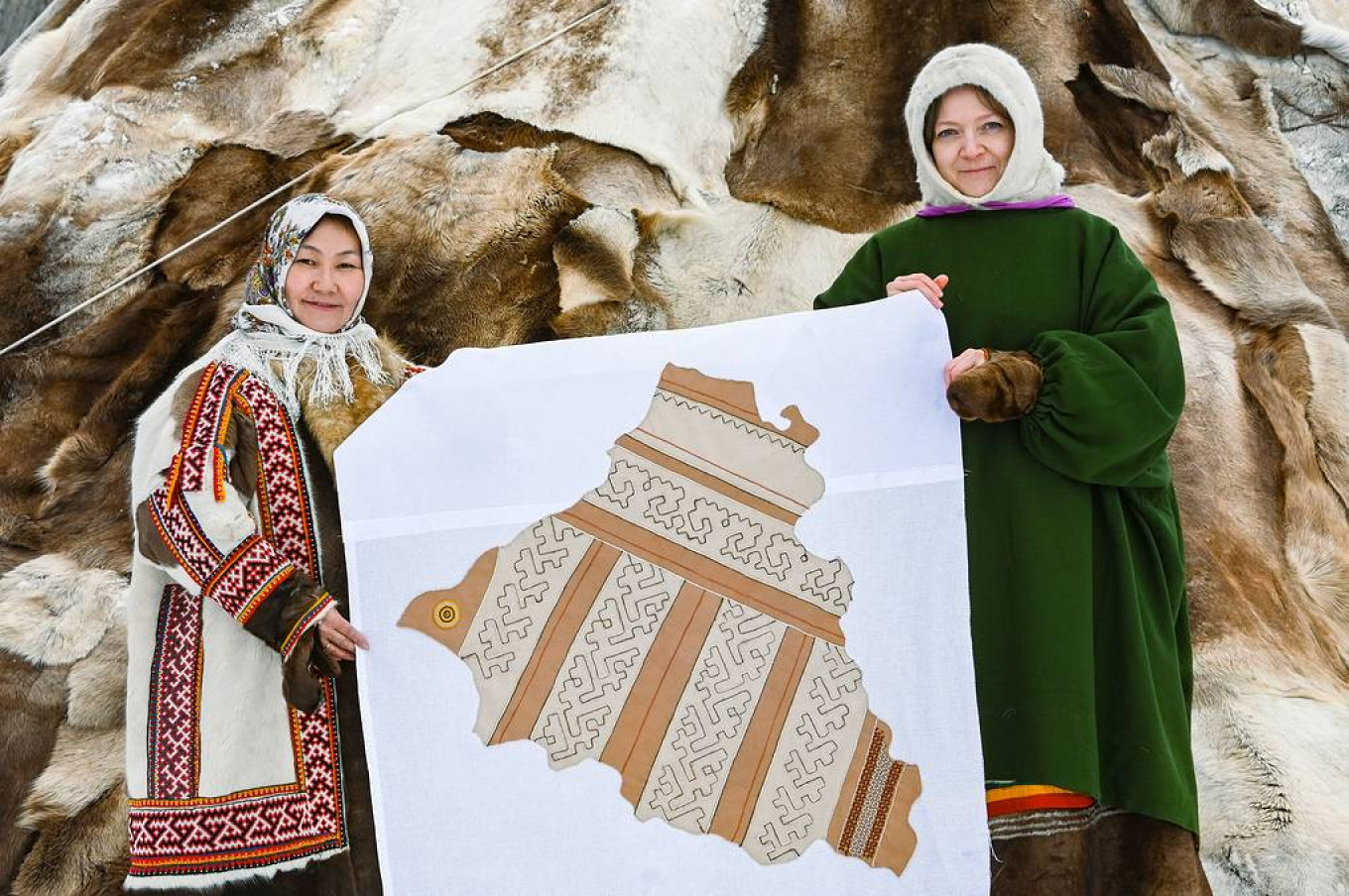  Artists Roza Nakova and Yevgenia Maklakova with the Yamal-Nenets autonomous district's segment. Press service of the Governor of the Yamal-Nenets autonomous district 