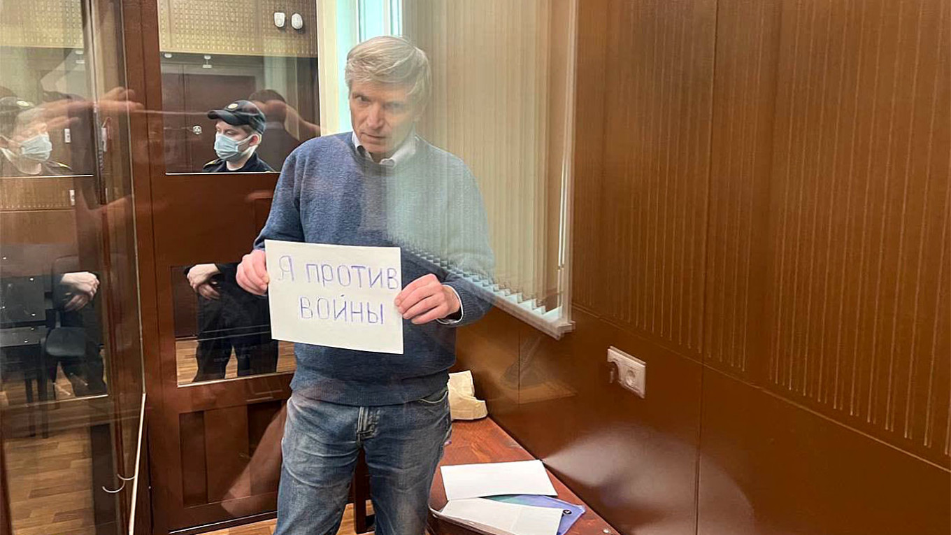 Jailed Moscow Deputy Pickets Against War in Court Hearing