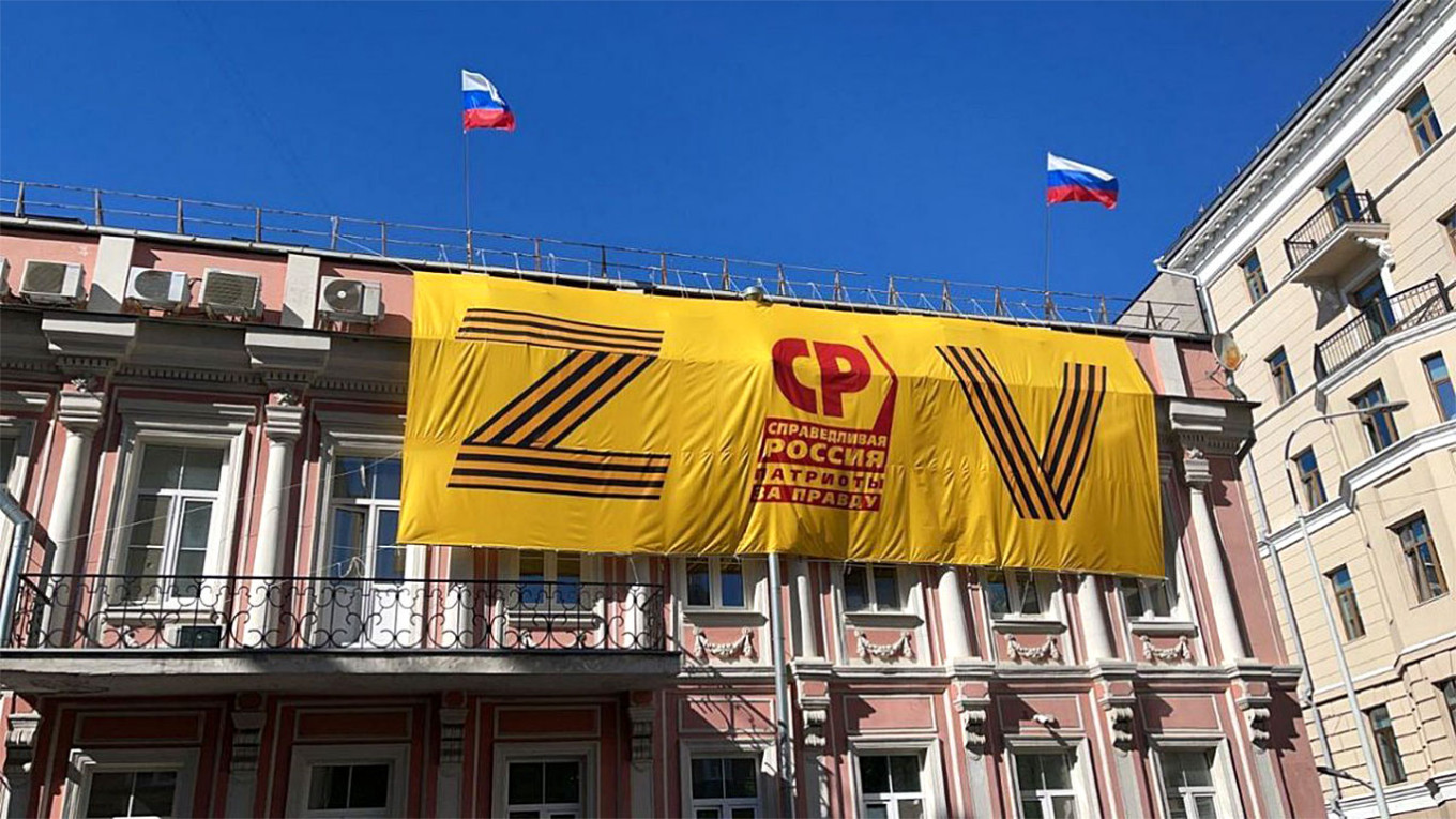 Pro-War ‘Z-Banners’ Disappear in Some Russian Cities