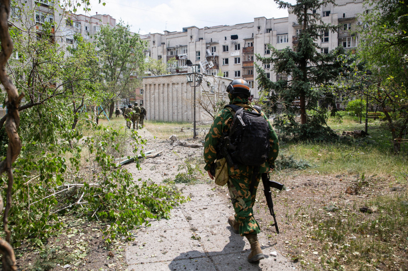 Russians Bid to Encircle Severodonetsk, Zelensky Pleads for Arms