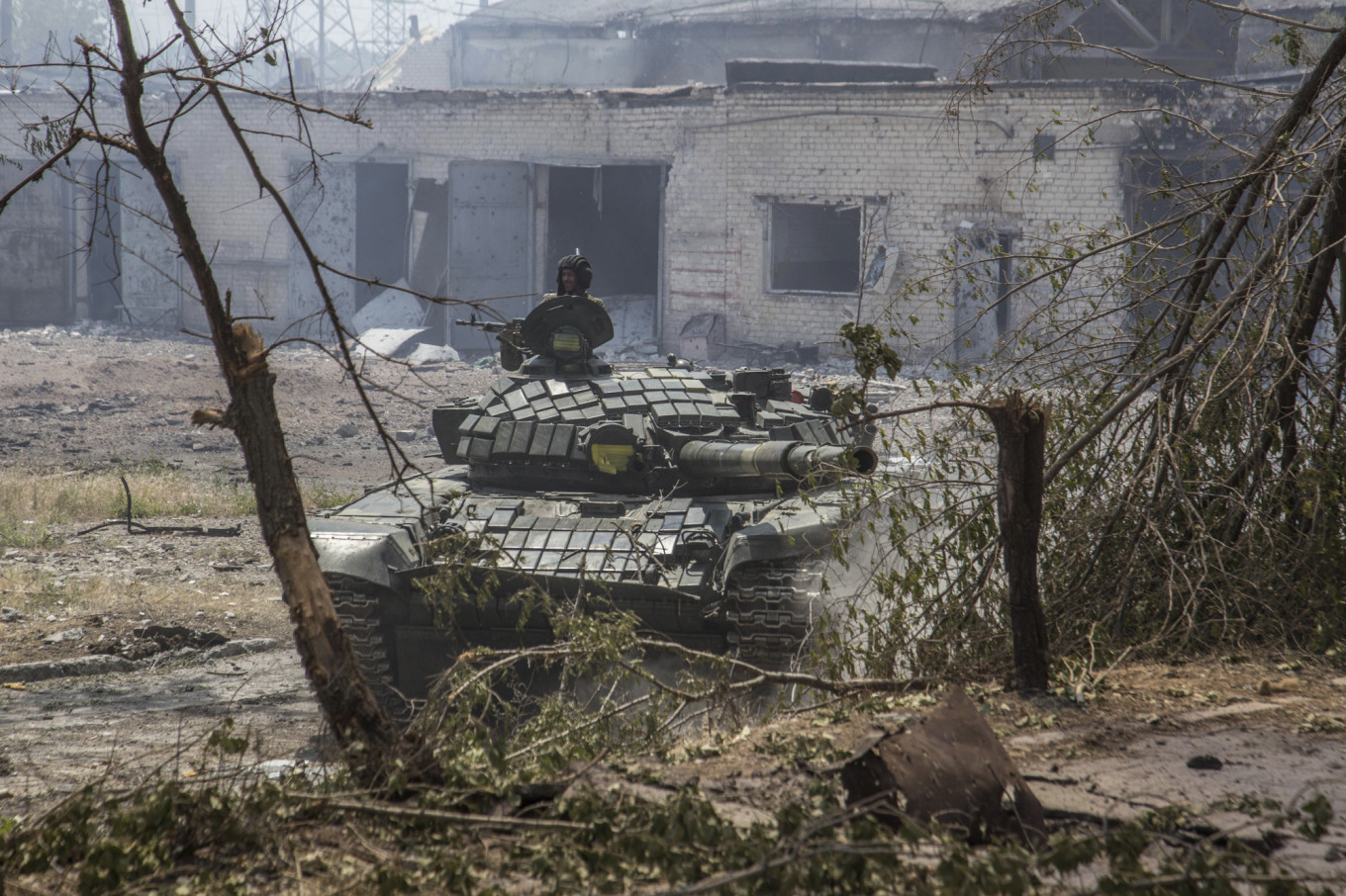 Ukraine Pleads for Western Arms as Russia Chokes Frontline City