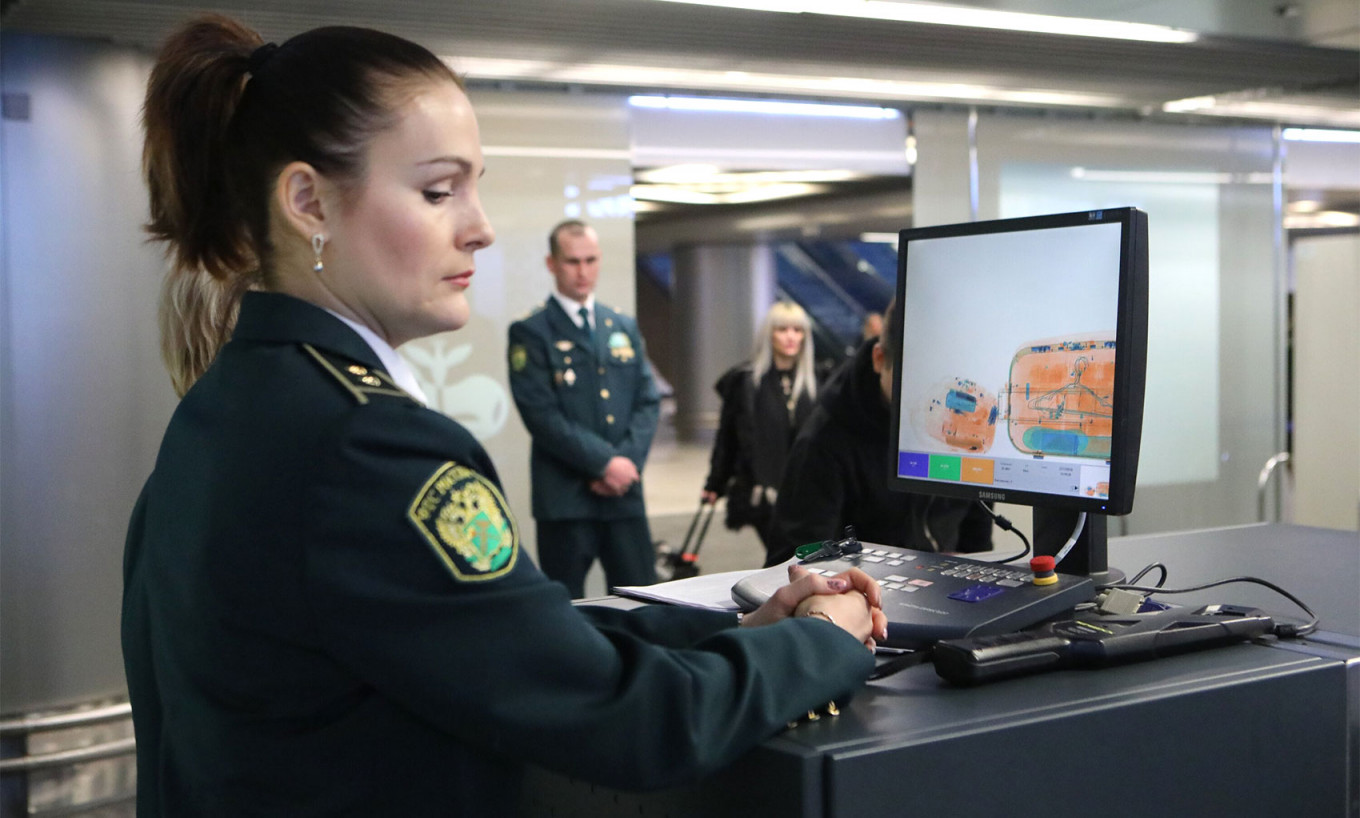 Customs officials at Moscow's Vnukovo Airport. Andrei Nikerichev / Moskva News Agency 