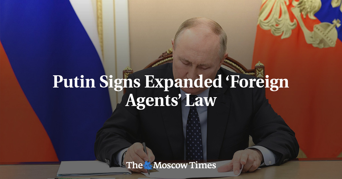 Putin Signs Expanded ‘Foreign Agents’ Law