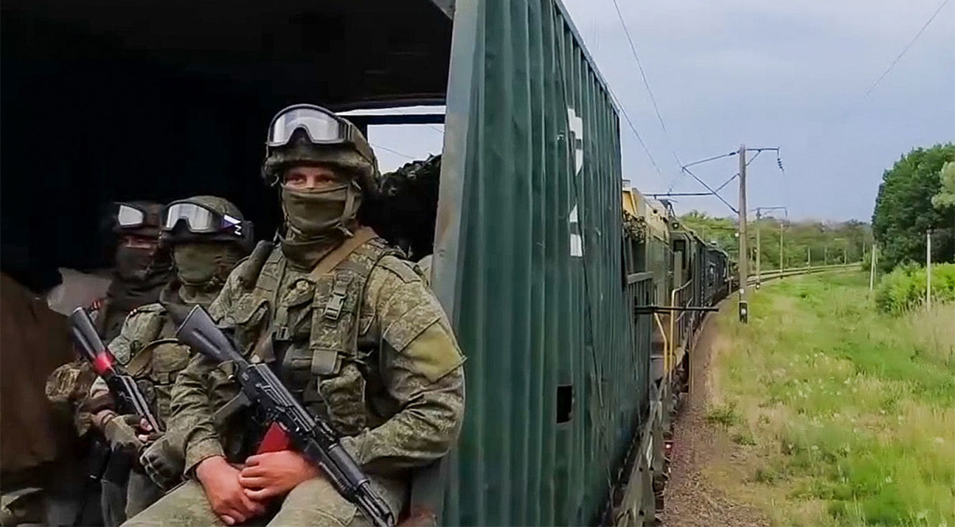  Russian servicemen on a train in Ukraine. Russian Defence Ministry Press Service / TASS 