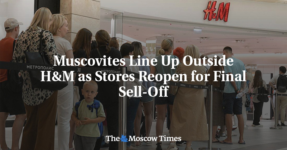 Muscovites Line Up Outside H&M as Stores Reopen for Final Sell-Off