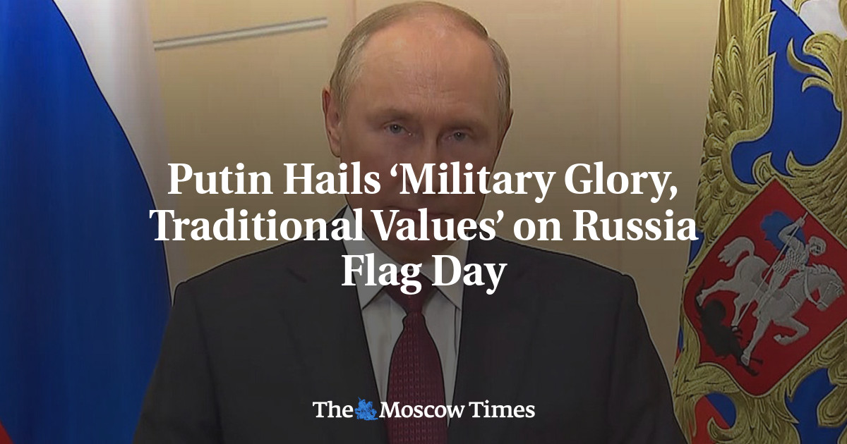 Putin Hails ‘Military Glory, Traditional Values’ on Russia Flag Day