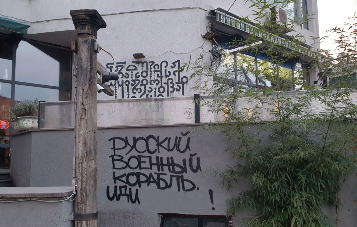  Anti-war graffiti in Tbilisi. facebook.com/dedaenabar 