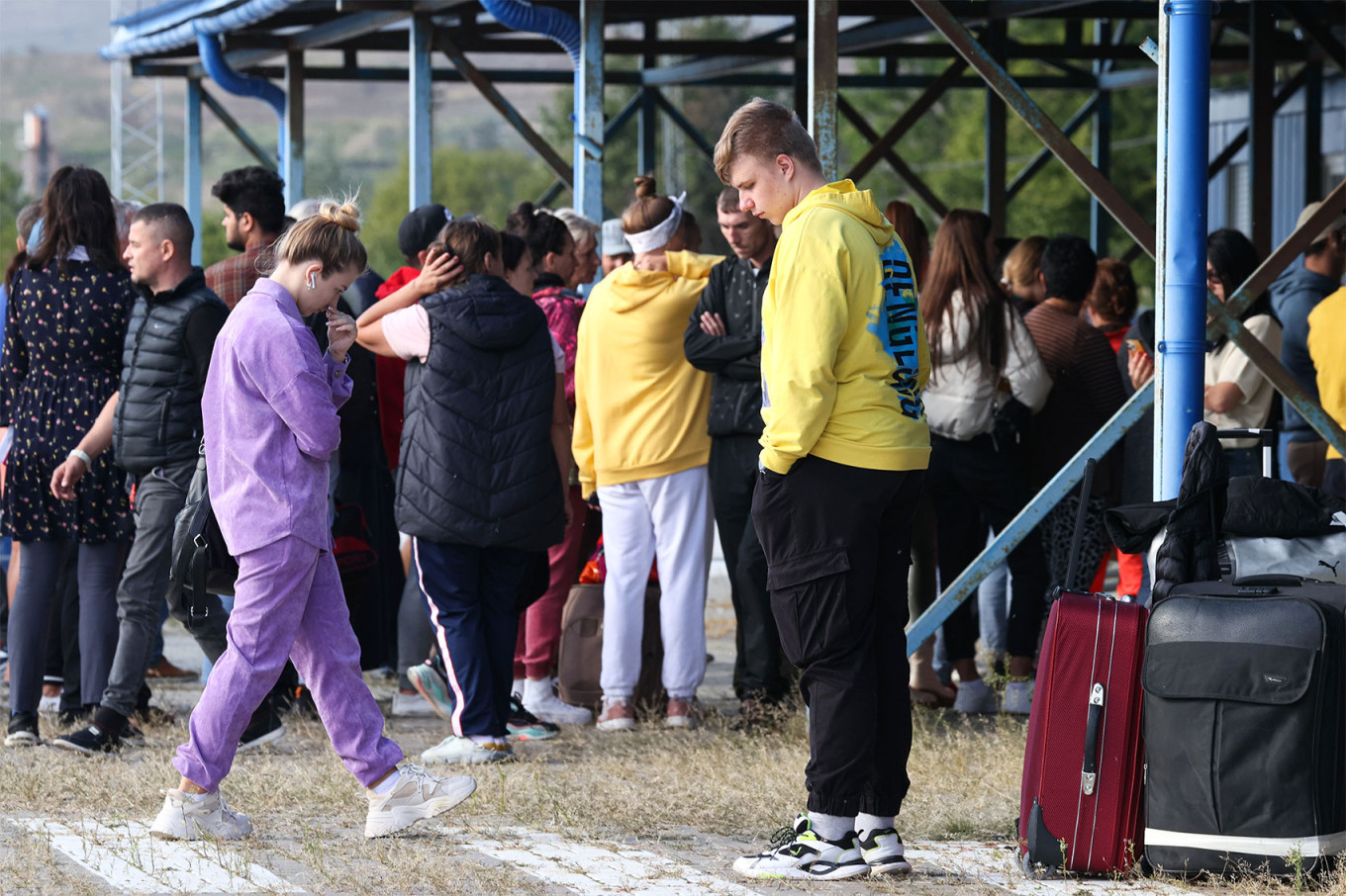  People wait for a ferry across the Kerch Strait. Sergei Malgavko / TASS 