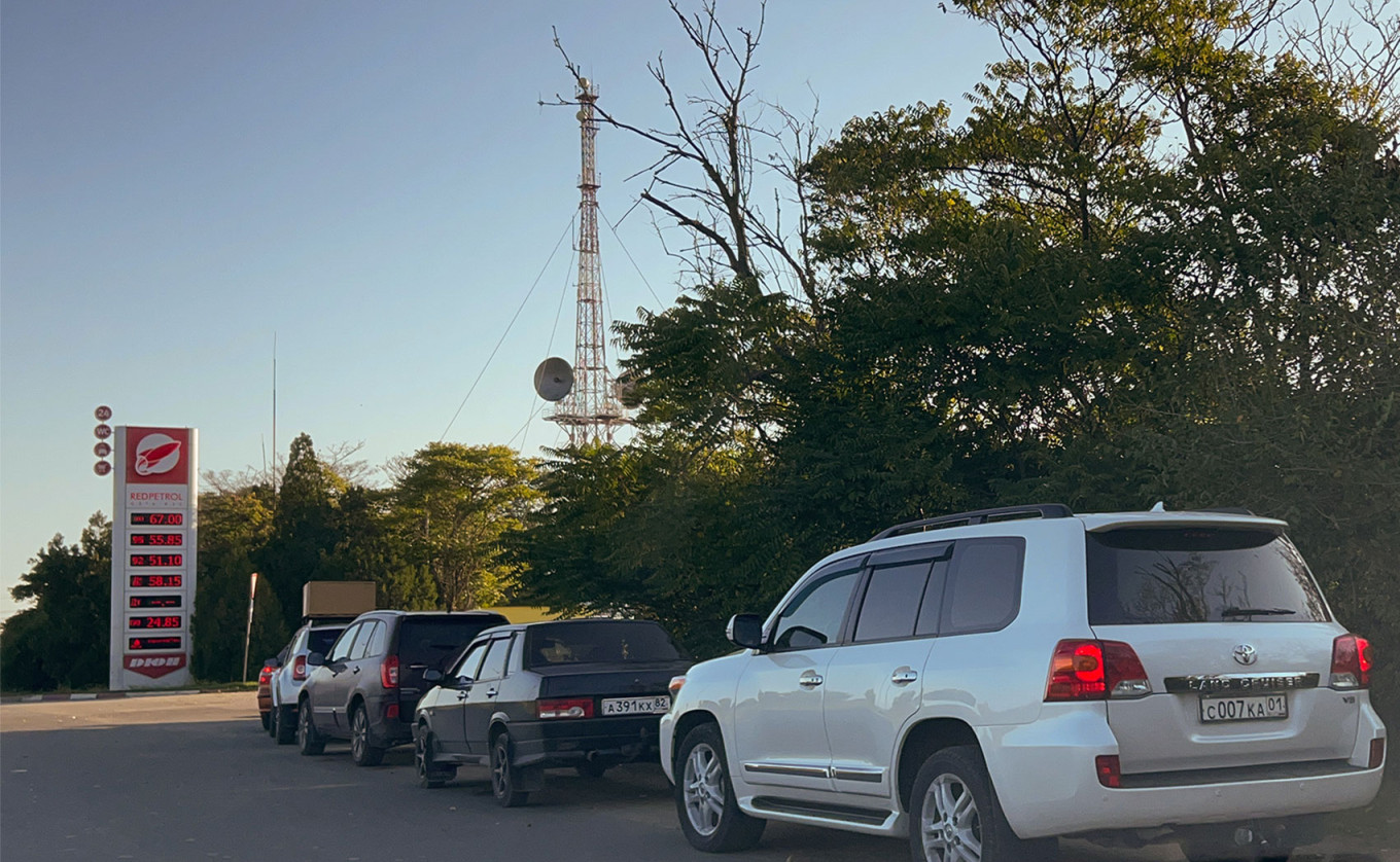  Cars lining up outside a filling station in Kerch. Alyona Popova / TASS 