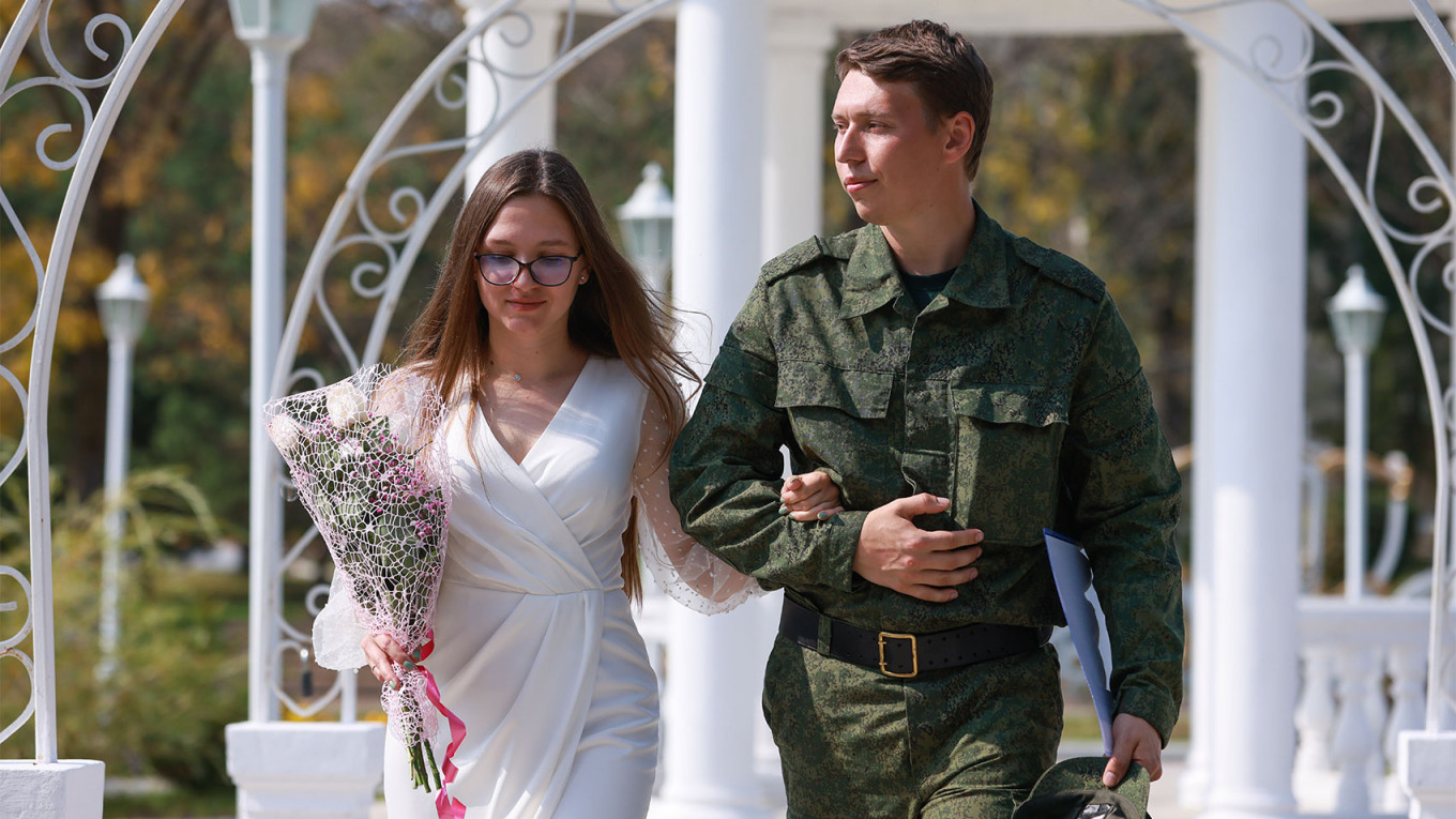 Russia Sees Wedding Boom as Draftees Rush to Tie the Knot